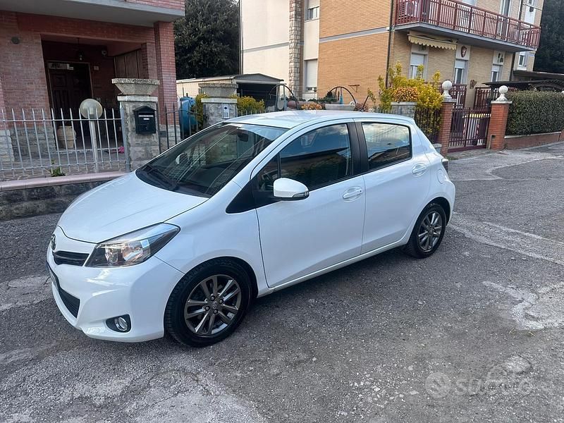 Usata Toyota Yaris Lounge 90 CV (66 kW) 2014 Bianco Utilitaria