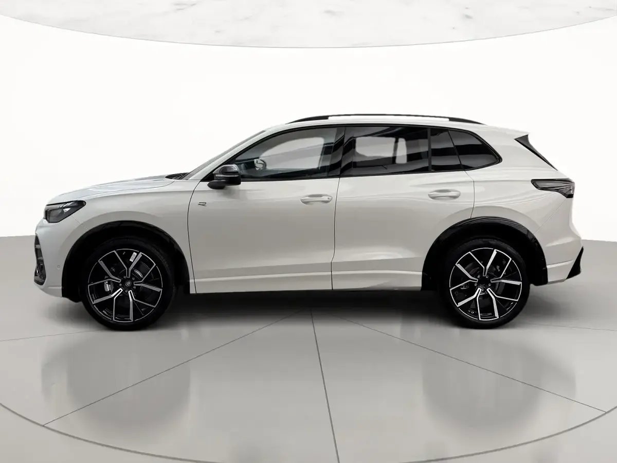 Nuova VW Tiguan R-line Plus 150 CV (110 kW) 2026 Oryx white perlato SUV