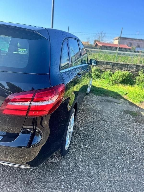 Usata Mercedes B200 135 CV (99 kW) 2018 Nero Monovolume