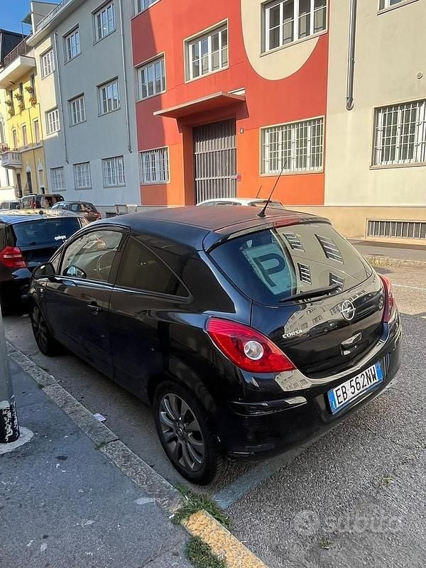 Usata Opel Corsa 80 CV (58 kW) 2010 Nero Berlina