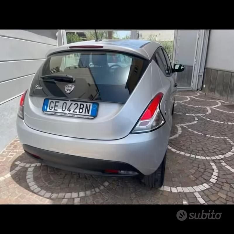 Usata Lancia Ypsilon Silver 69 CV (50 kW) 2021 Argento Utilitaria