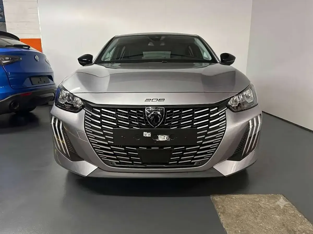 Usata Peugeot 208 Allure 101 CV (74 kW) 2024 Grigio Utilitaria