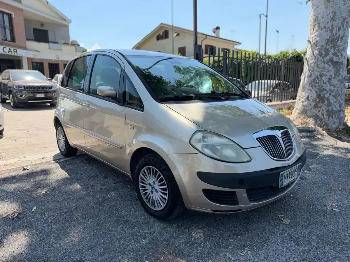 Usata Lancia Musa 69 CV (50 kW) 2007 Argento Monovolume