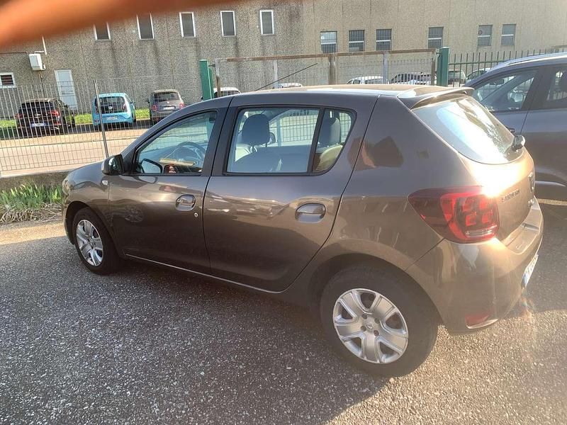 Usata Dacia Sandero Acces 73 CV (53 kW) 2019 Marrone Berlina