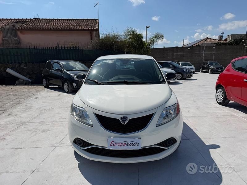 Usata Lancia Ypsilon Platinum 69 CV (50 kW) 2015 Bianco Utilitaria