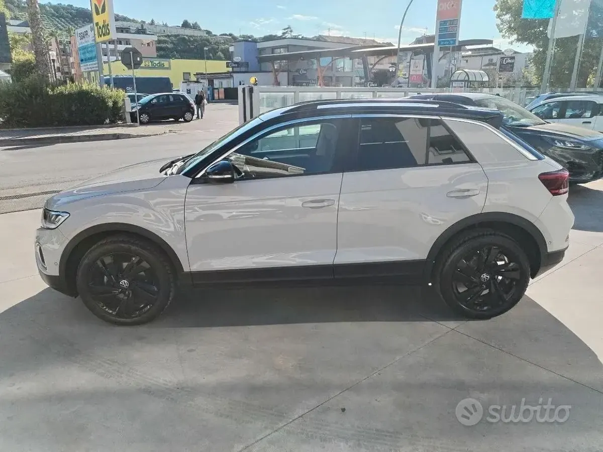 Usata VW T-Roc Pro 116 CV (85 kW) 2025 Indium grey met. / nero SUV