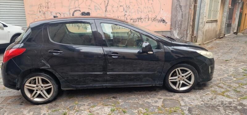 Usata 2010 Peugeot 308 Sportium Tre volumi | 3000 € (Buon prezzo) - Immagine 1/4