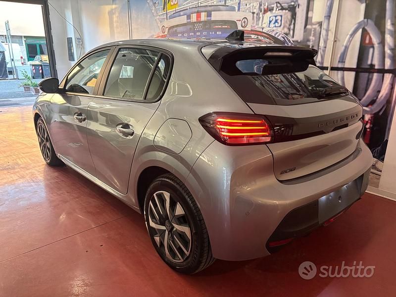 Usata Peugeot 208 Active 101 CV (74 kW) 2024 Grigio Utilitaria