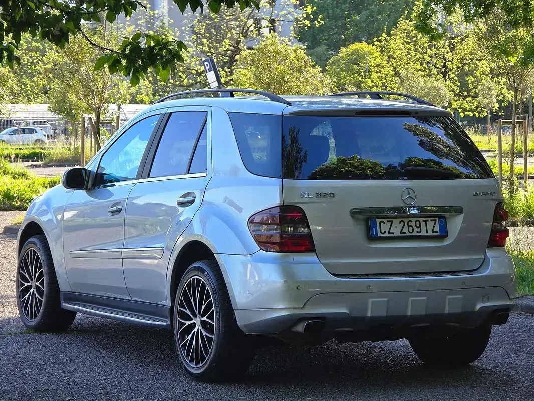Usata Mercedes ML320 224 CV (164 kW) 2006 Argento SUV
