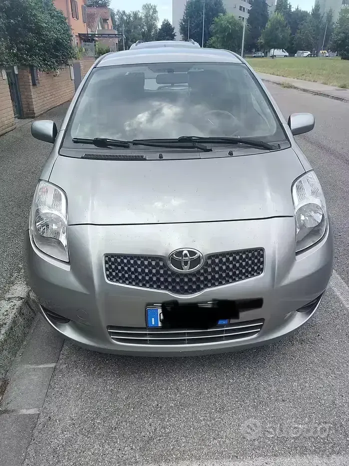 Usata Toyota Yaris 69 CV (50 kW) 2006 Grigio Berlina