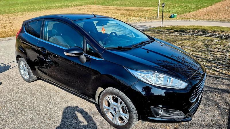 Usata Ford Fiesta 100 CV (73 kW) 2015 Nero Utilitaria