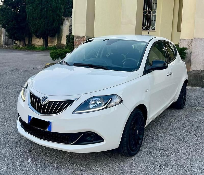 Usata Lancia Ypsilon 69 CV (50 kW) 2023 Bianco Utilitaria