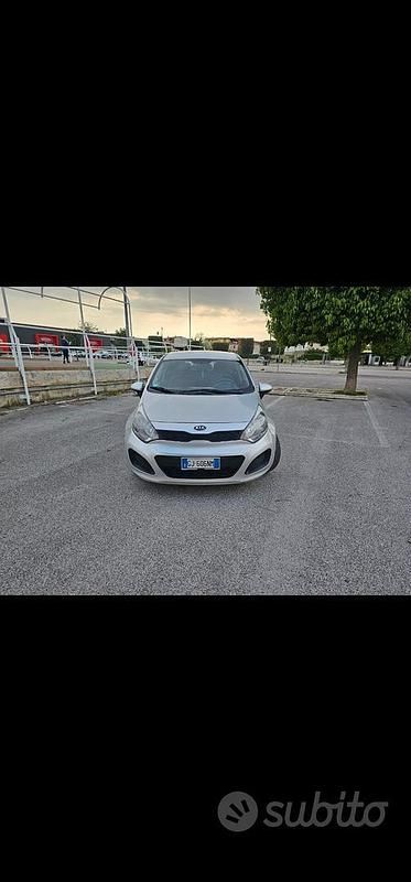 Usata Kia Rio LX 75 CV (55 kW) 2013 Grigio Berlina