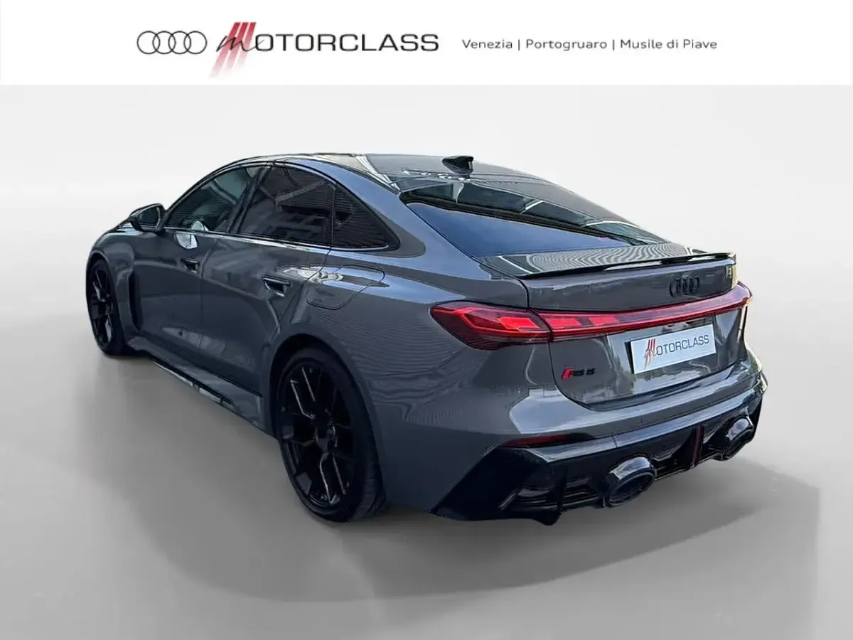 Nuova Audi RS5 Performance 639 CV (469 kW) 2026 Grigio plateau metallizzato Berlina