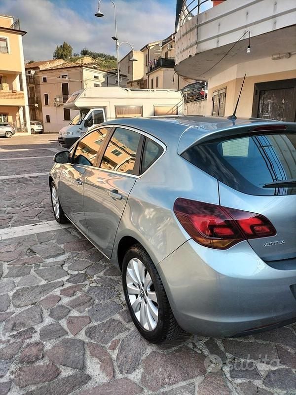 Usata Opel Astra 101 CV (74 kW) 2010 Grigio Berlina