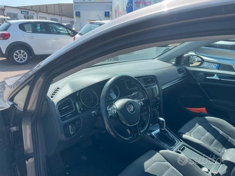 Grigio Usata 2017 VW Golf VII Tre volumi | 12.750 € (Buon prezzo) - Immagine 1/4