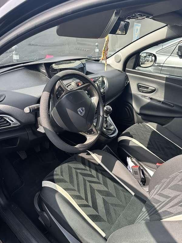 Usata Lancia Ypsilon Gold 69 CV (50 kW) 2018 Utilitaria