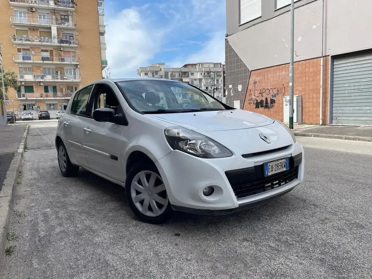 Usata Renault Clio II 75 CV (55 kW) 2010 Bianco Berlina