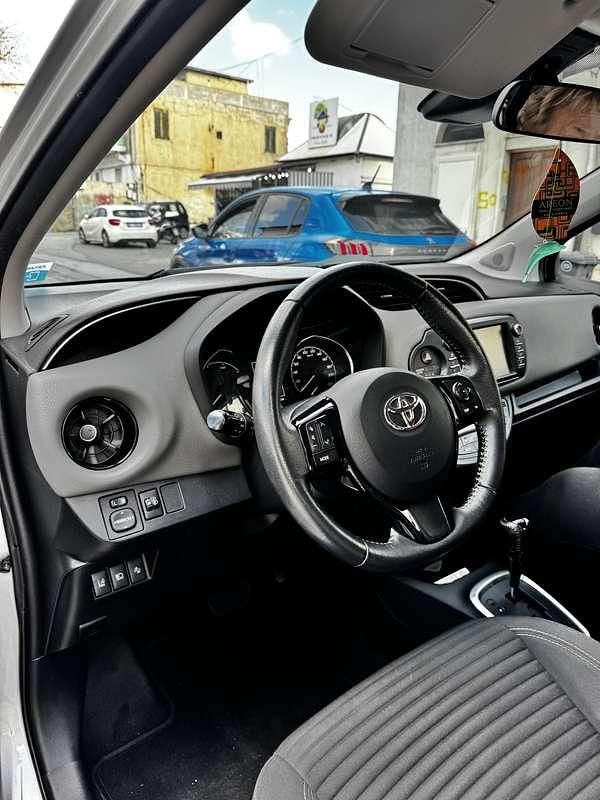 Begagnad Toyota Yaris Hybrid Active 73 HK (53 kW) 2017 Grå Sedan