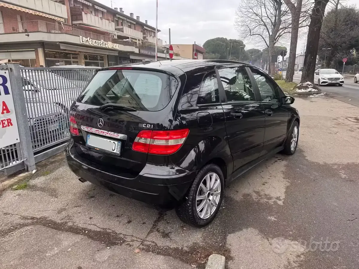 Usata Mercedes B180 109 CV (80 kW) 2006 Nero Monovolume