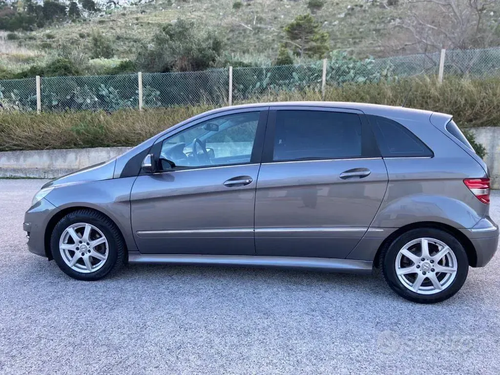 Usata Mercedes B180 Executive 109 CV (80 kW) 2011 Antracite metallizzato Utilitaria