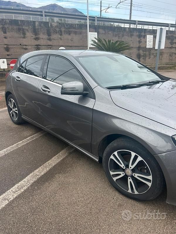 Usata Mercedes A180 109 CV (80 kW) 2017 Grigio Berlina