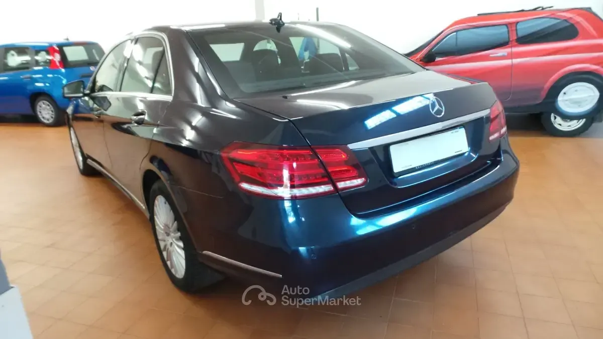 Usado Mercedes E220 170 CV (125 kW) 2014 Azul Berlina