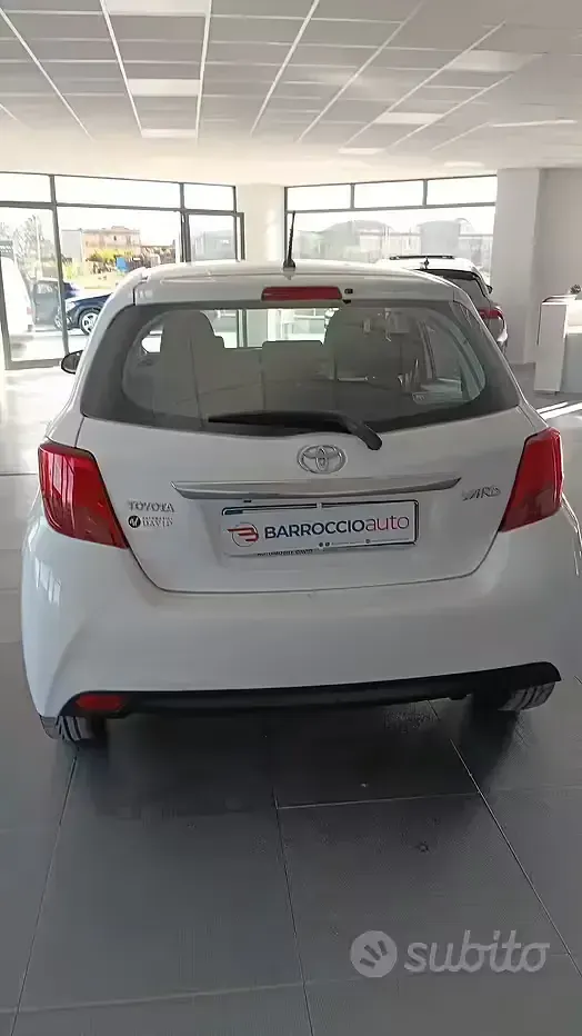 Usado Toyota Yaris Lounge 90 CV (66 kW) 2016 Blanco Berlina