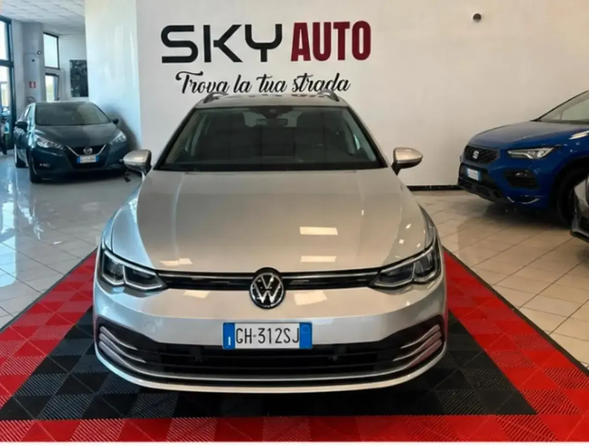 Usata VW Golf VIII Life 116 CV (85 kW) 2022 Argento Station wagon