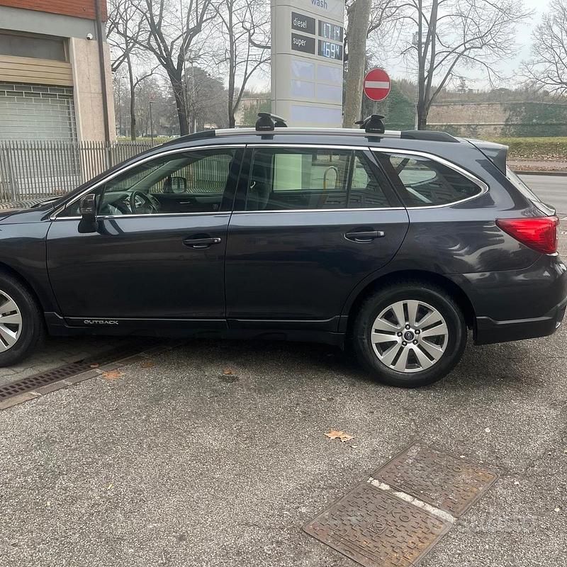Usado Subaru Outback 150 CV (110 kW) 2015 Negro Familiar