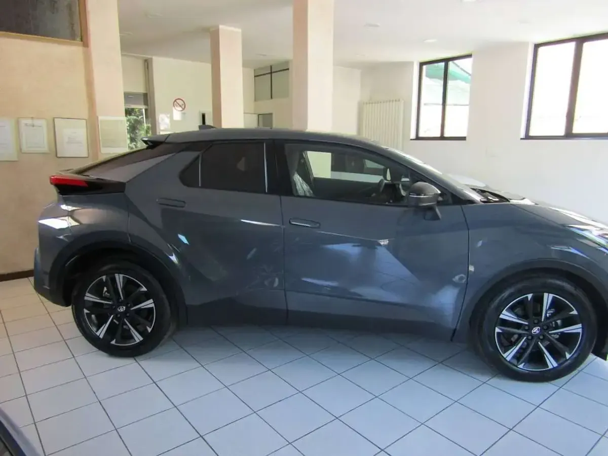 Nuova Toyota C-HR Trend 140 CV (102 kW) 2026 Ash grey SUV