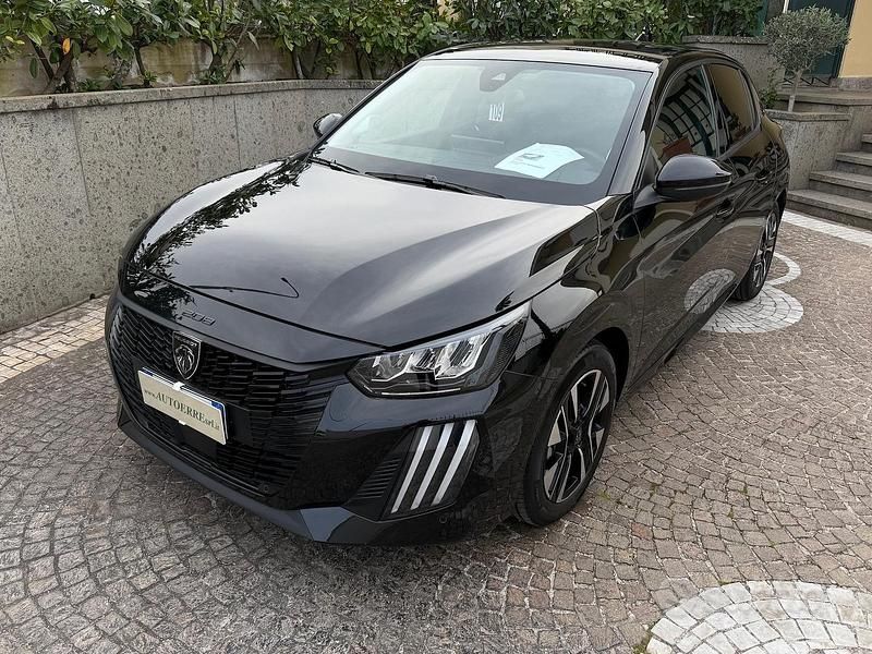 Usata Peugeot 208 Allure 101 CV (74 kW) 2025 Nero Utilitaria