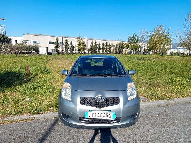 Usata Toyota Yaris Sol 69 CV (50 kW) 2008 Grigio Utilitaria