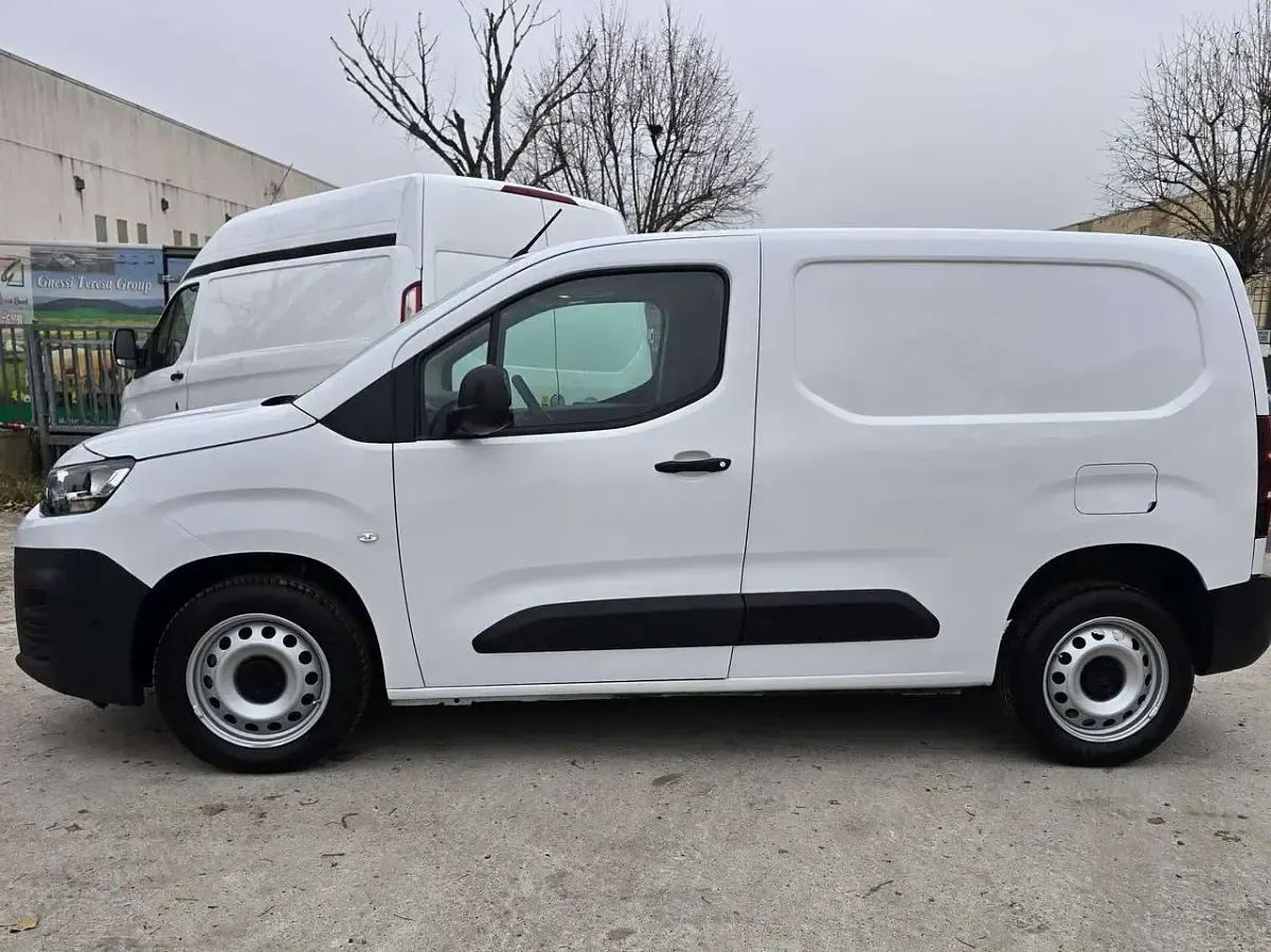 Usata Citroën Berlingo 102 CV (75 kW) 2024 Bianco Monovolume