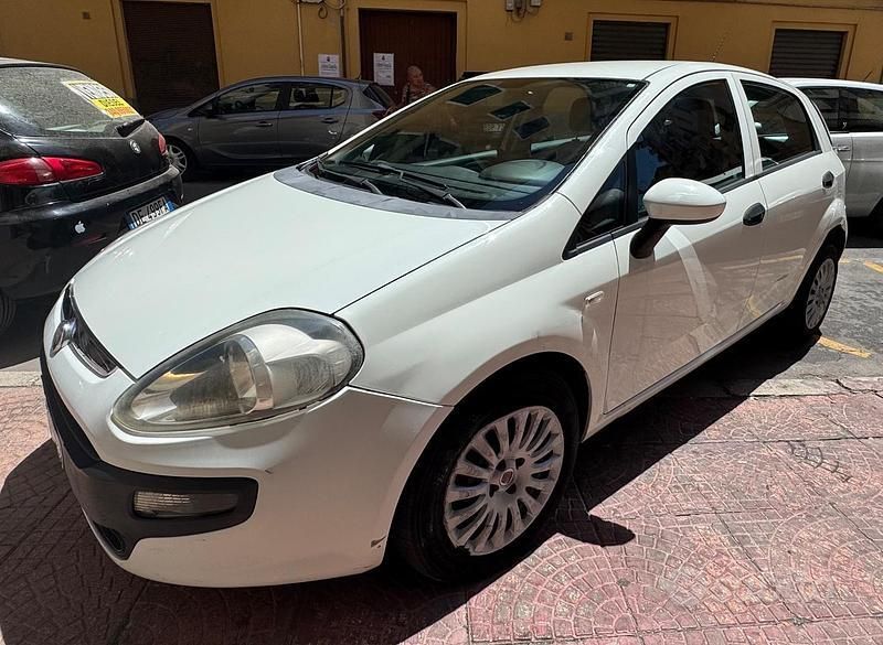 Bianco Usata 2010 Fiat Grande Punto Due volumi | 1800 € (Buon prezzo) - Immagine 1/4