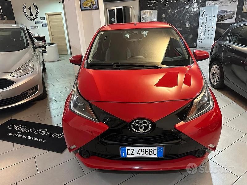 Usata Toyota Aygo X-wave 69 CV (50 kW) 2015 Rosso Utilitaria