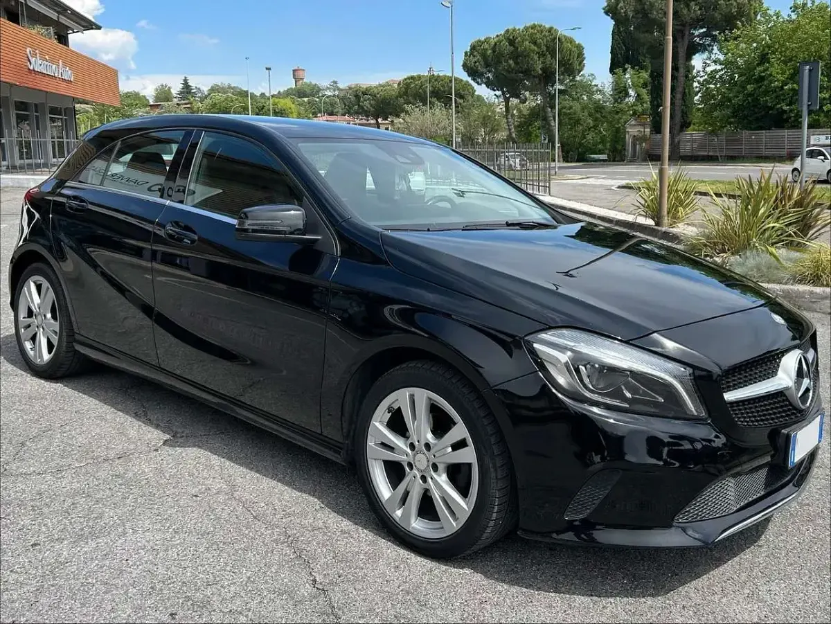 Usata Mercedes A180 109 CV (80 kW) 2017 Nero Utilitaria