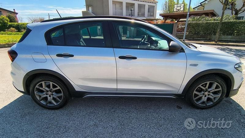 Occasion Fiat Tipo Cross 101 ch (74 kW) 2020 Gris Berline