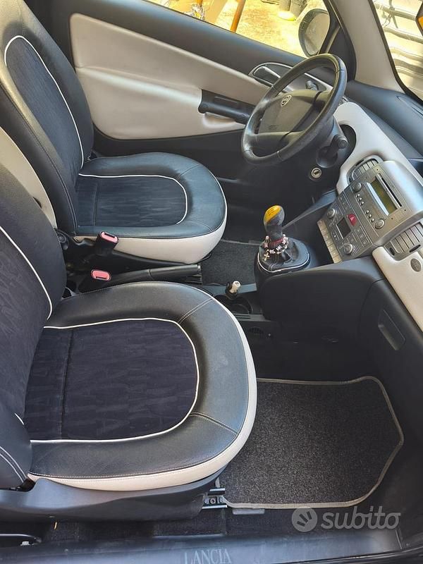 Usata Lancia Ypsilon 90 CV (66 kW) 2011 Nero Utilitaria