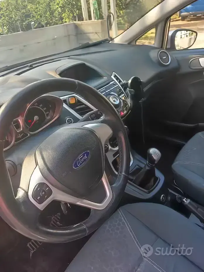 Usata Ford Fiesta 97 CV (71 kW) 2012 Grigio Berlina