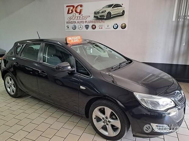 Usata 2013 Opel Astra Tre volumi | 5990 € (Buon prezzo) - Immagine 1/4