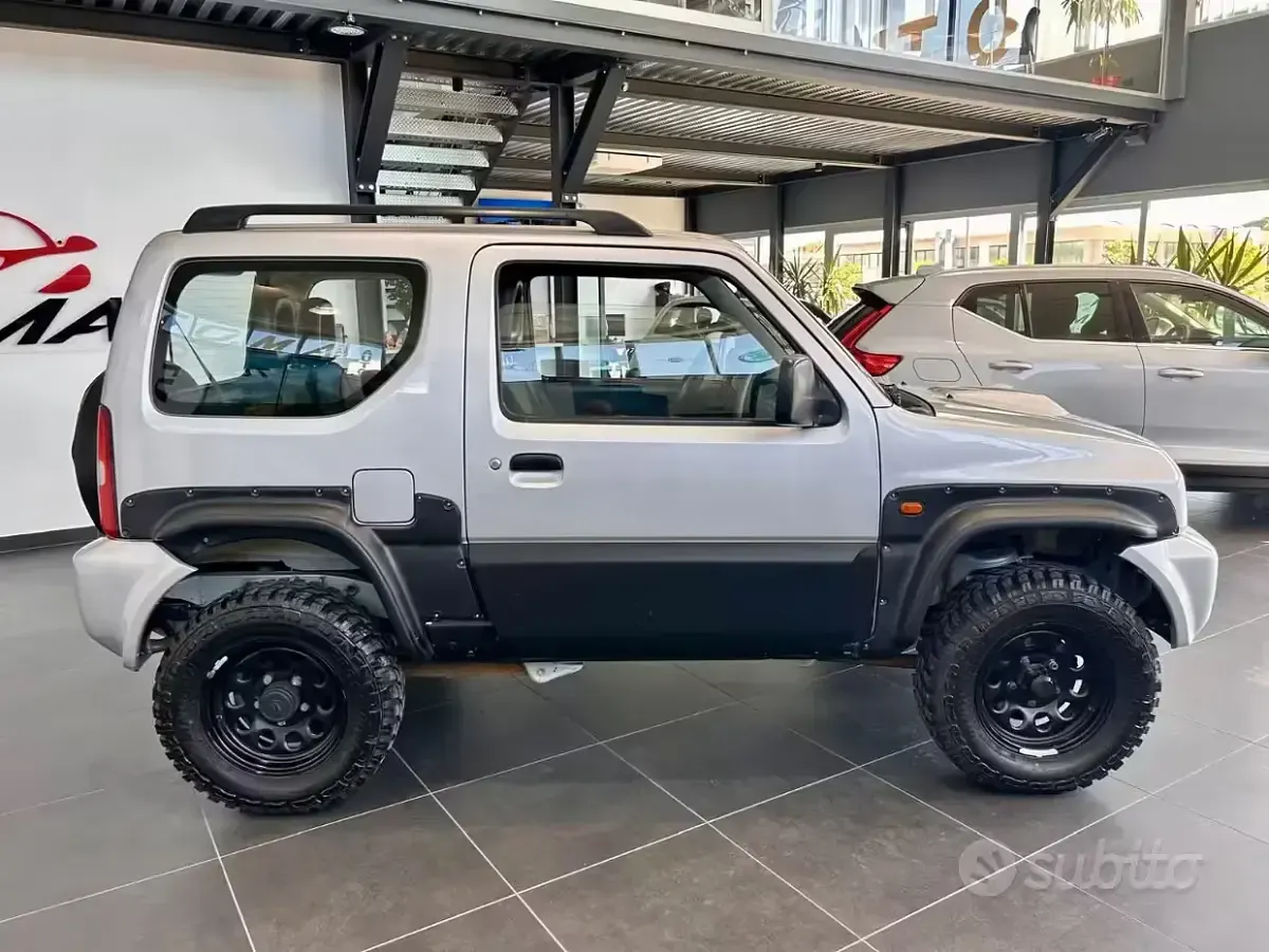 Usata Suzuki Jimny 65 CV (47 kW) 2005 Grigio SUV