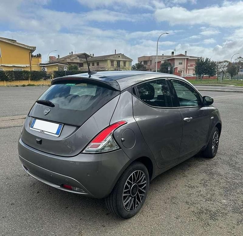 Usata Lancia Ypsilon 69 CV (50 kW) 2024 Grigio Utilitaria
