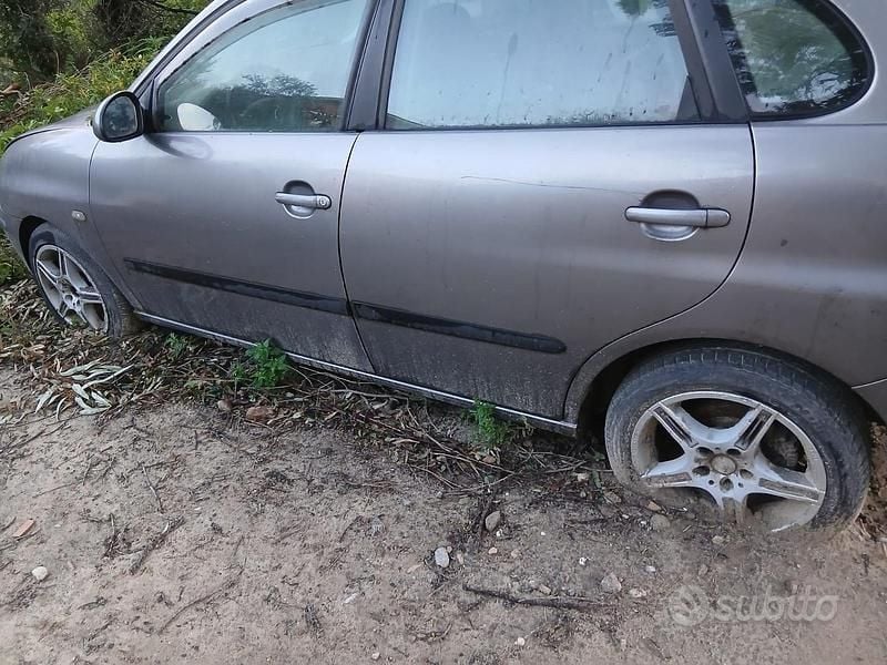 Usata Seat Ibiza 75 CV (55 kW) 2002 Grigio Utilitaria