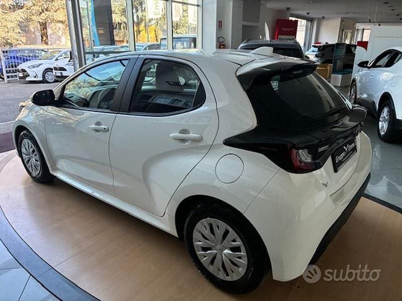 Usata Toyota Yaris Hybrid Active 116 CV (85 kW) 2025 Bianco Berlina