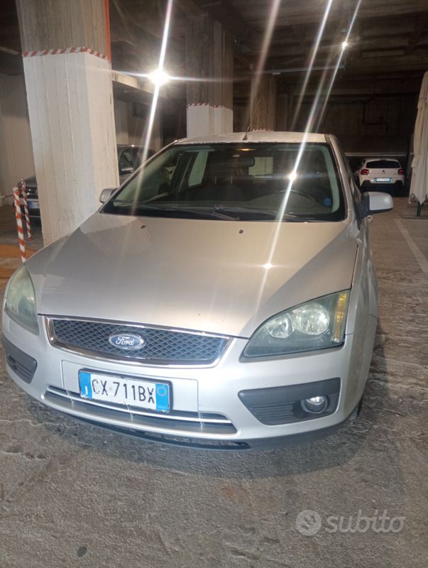 Grigio Usata 2005 Ford Focus Tre volumi | 1200 € (Cara) - Immagine 1/4