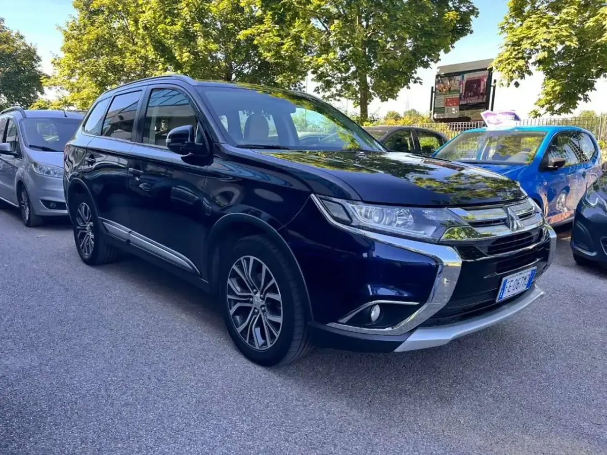 Usata Mitsubishi Outlander Instyle 150 CV (110 kW) 2016 Blu SUV