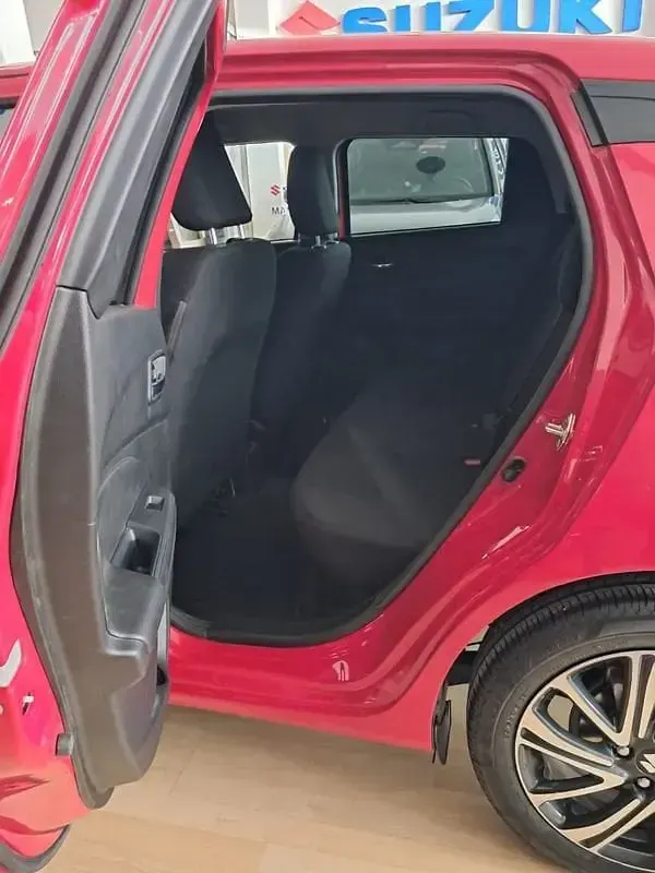 Usata Suzuki Swift 83 CV (61 kW) 2023 Rosso marrakech Utilitaria