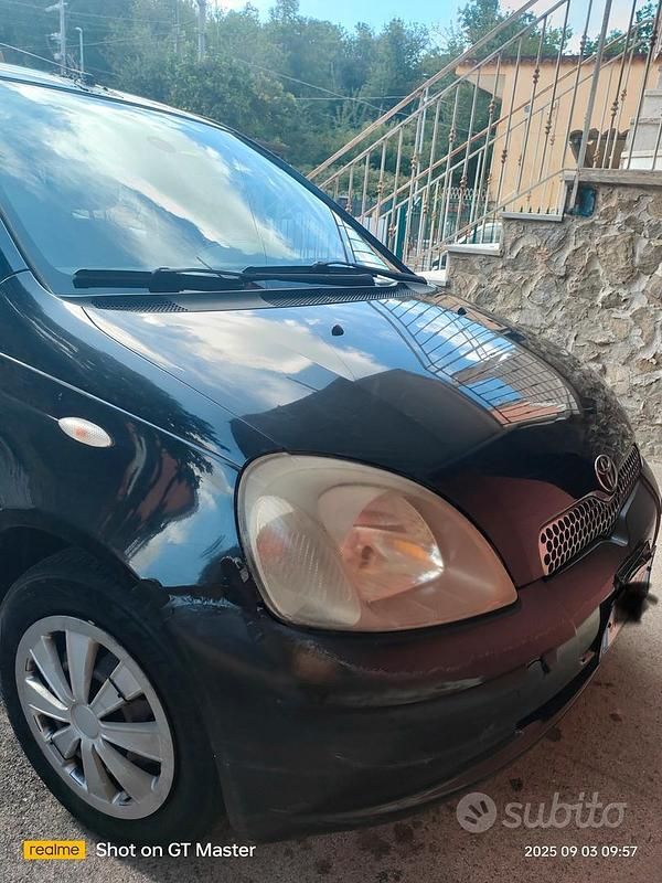 Usata Toyota Yaris 68 CV (50 kW) 2002 Nero Utilitaria