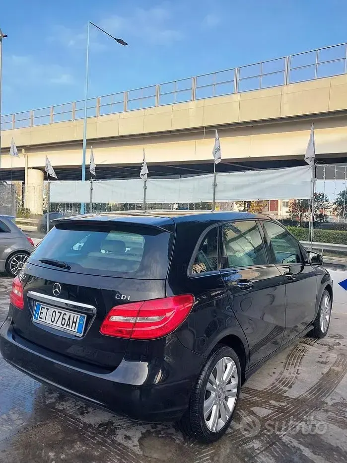 Usata Mercedes B160 90 CV (66 kW) 2013 Nero Utilitaria